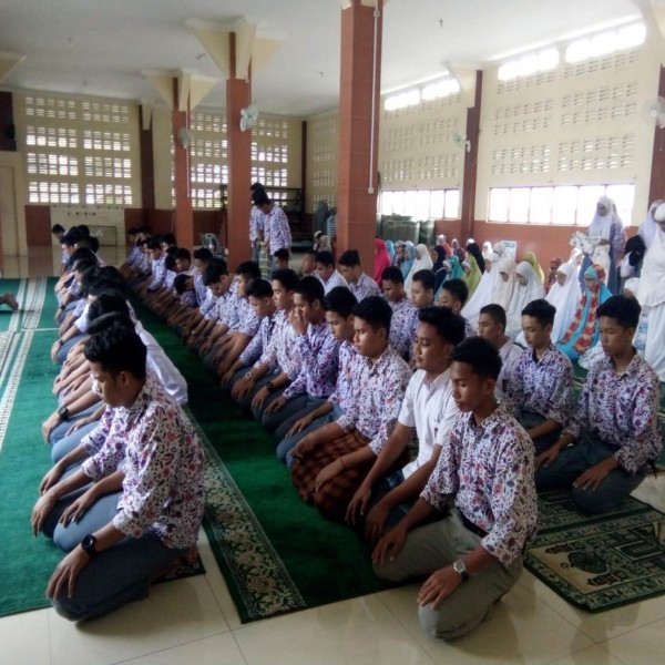 Siswa SMA Namira Melaksanakan Sholat Duha dan Zuhur setiap Hari